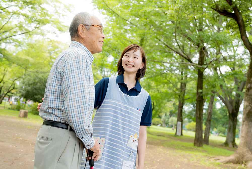高齢者男性と看護師